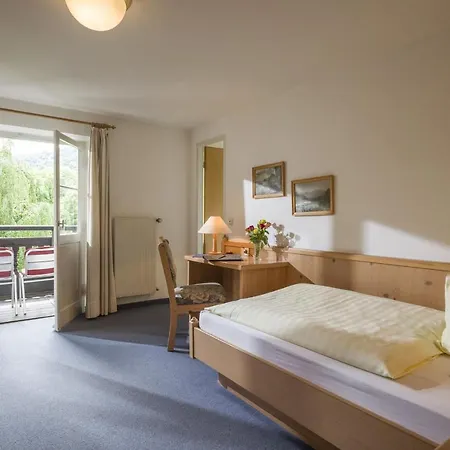 Haus Auerbach 게스트하우스 2*